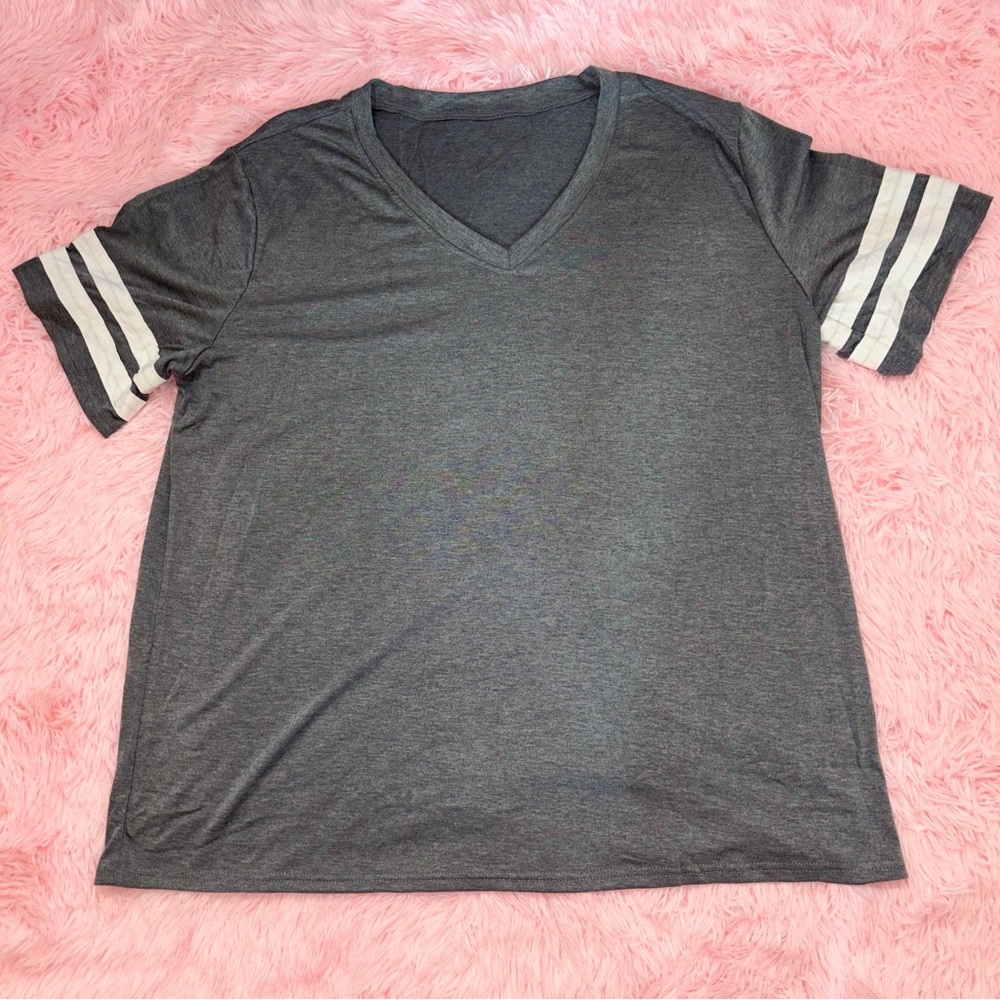 NWT! Gray V-Neck T-Shirt with Striped Sleeves - Size 3XL